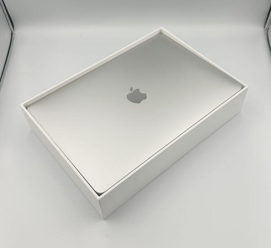 Apple Macbook Air 2020 i3 13" Silver 8/256GB Refurbished Boxed Good